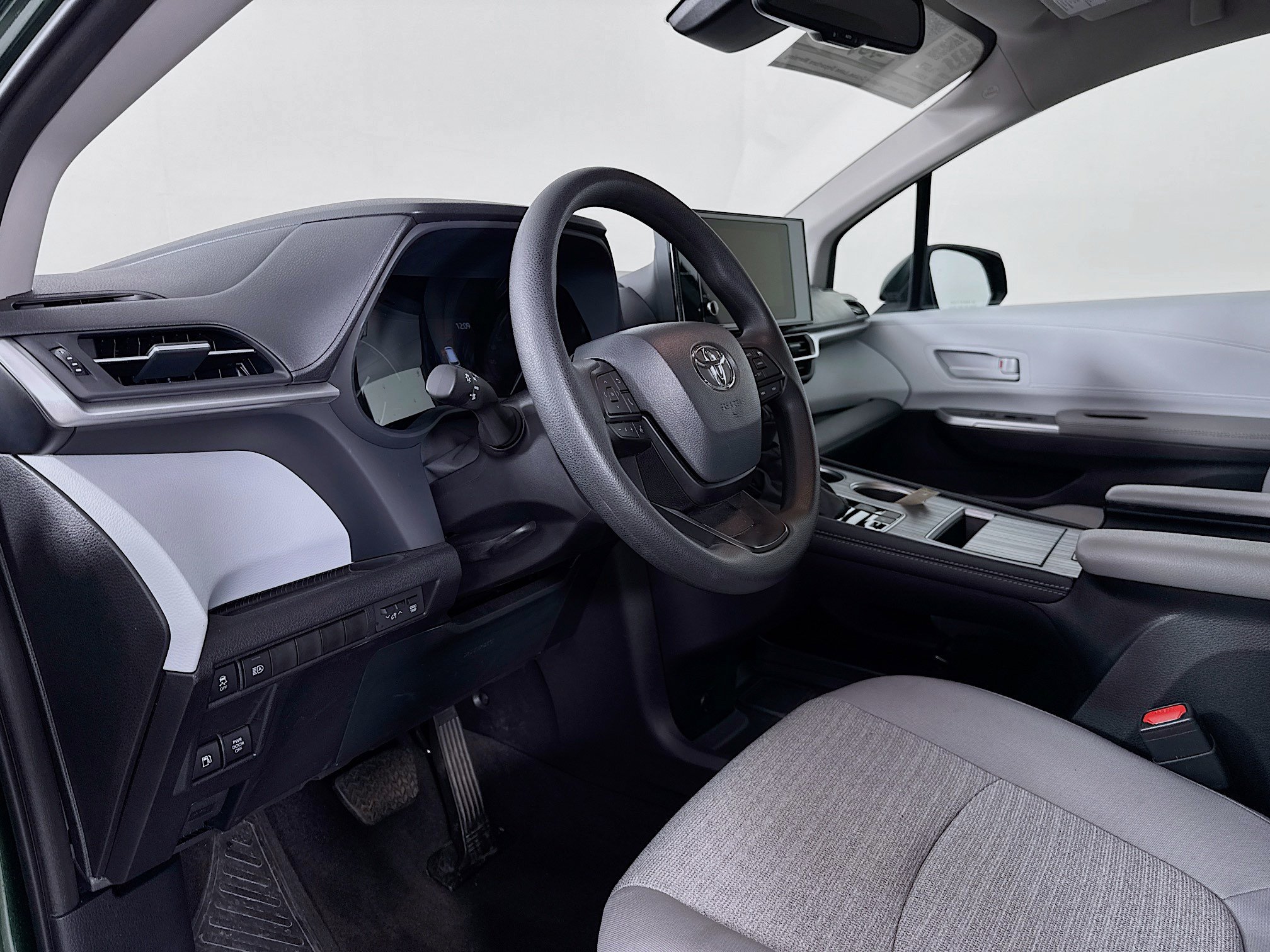 Certified 2026 Toyota Sienna LE FWD image 9