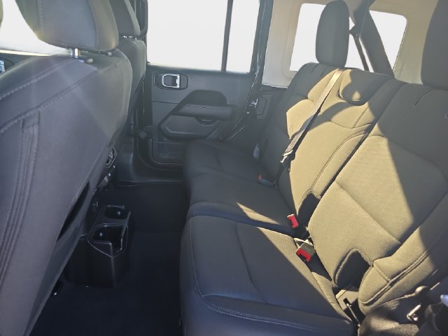 Used 2019 Jeep Wrangler Unlimited Sahara w/ Cold Weather Group AWD/4WD image 16