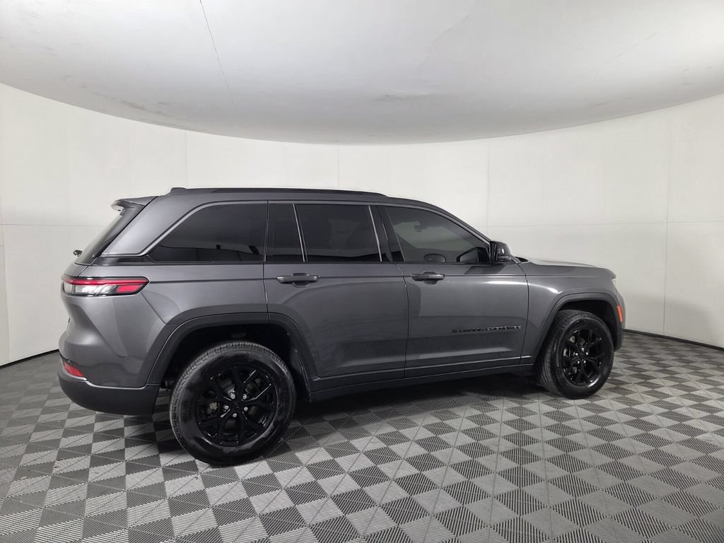 Used 2026 Jeep Grand Cherokee Altitude RWD image 4