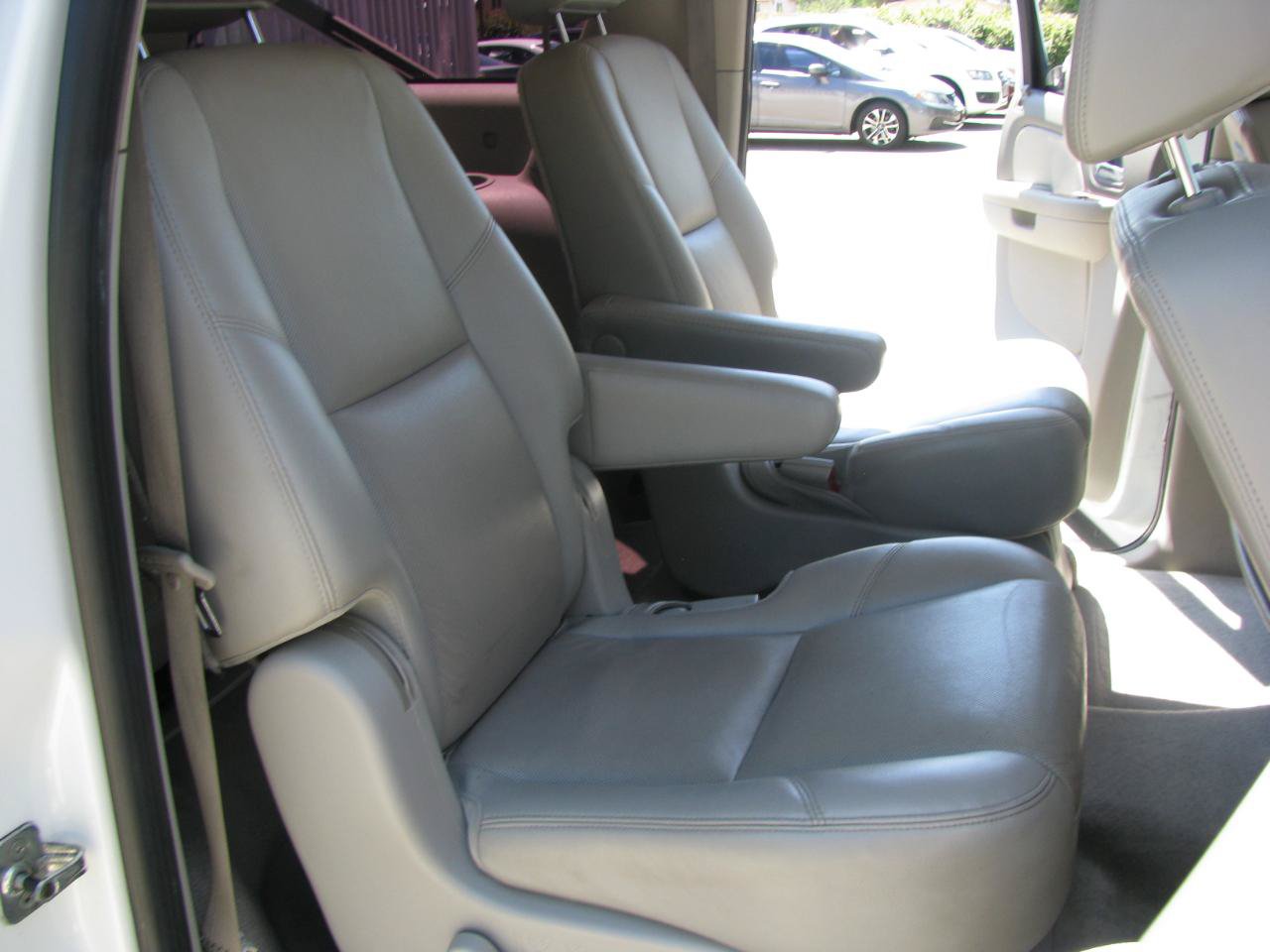 Used 2009 Chevrolet Suburban LTZ RWD image 17
