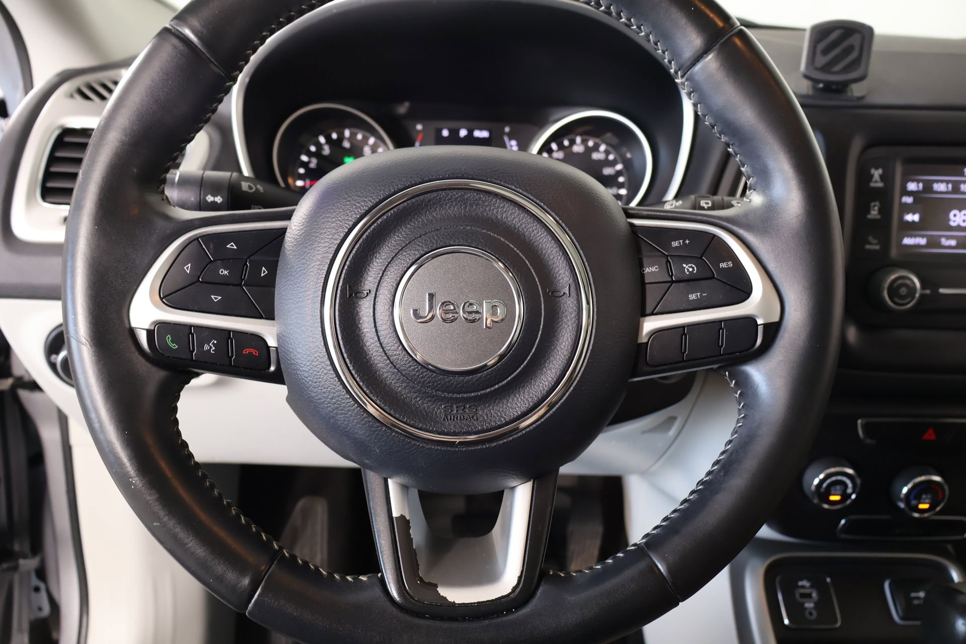 Used 2018 Jeep Compass Latitude FWD image 3