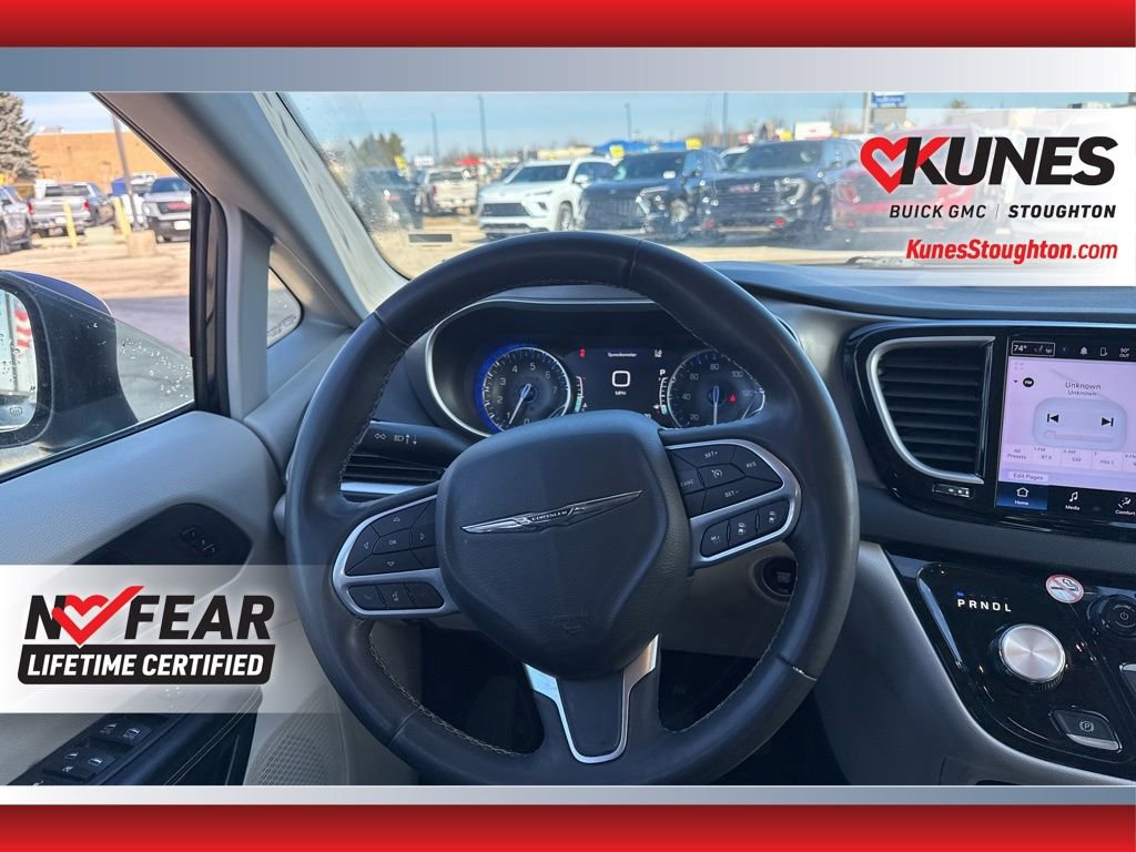 Used 2023 Chrysler Pacifica Touring-L image 42