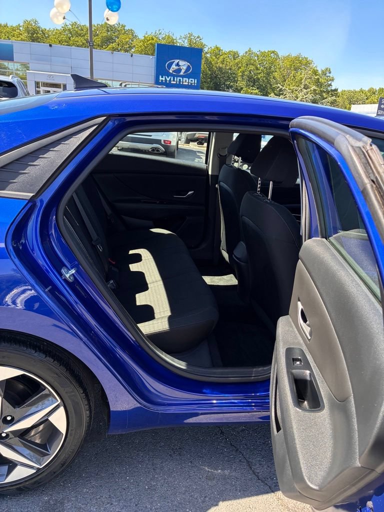 Used 2023 Hyundai Elantra SEL w/ Convenience Package FWD image 18