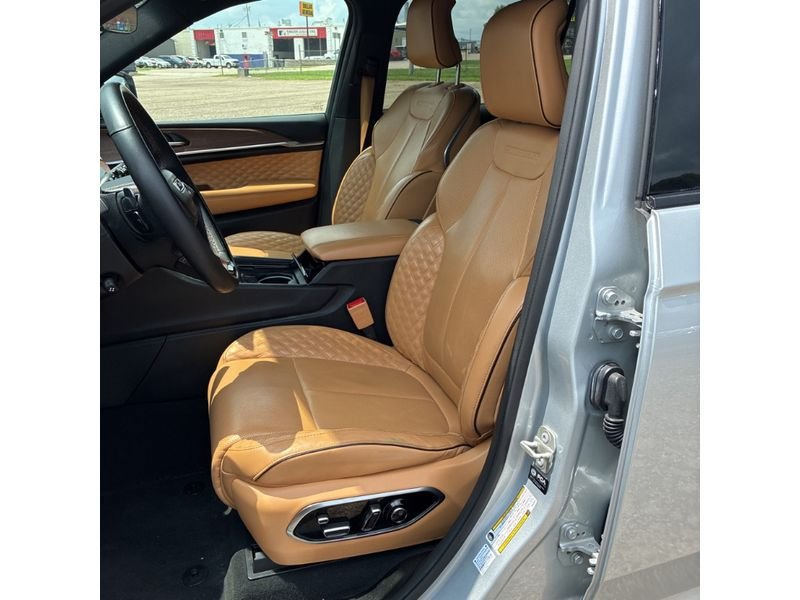 Used 2024 Jeep Grand Cherokee L Summit AWD/4WD image 3