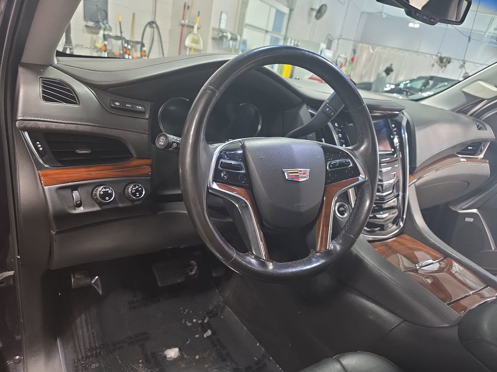 Used 2016 Cadillac Escalade Luxury image 17