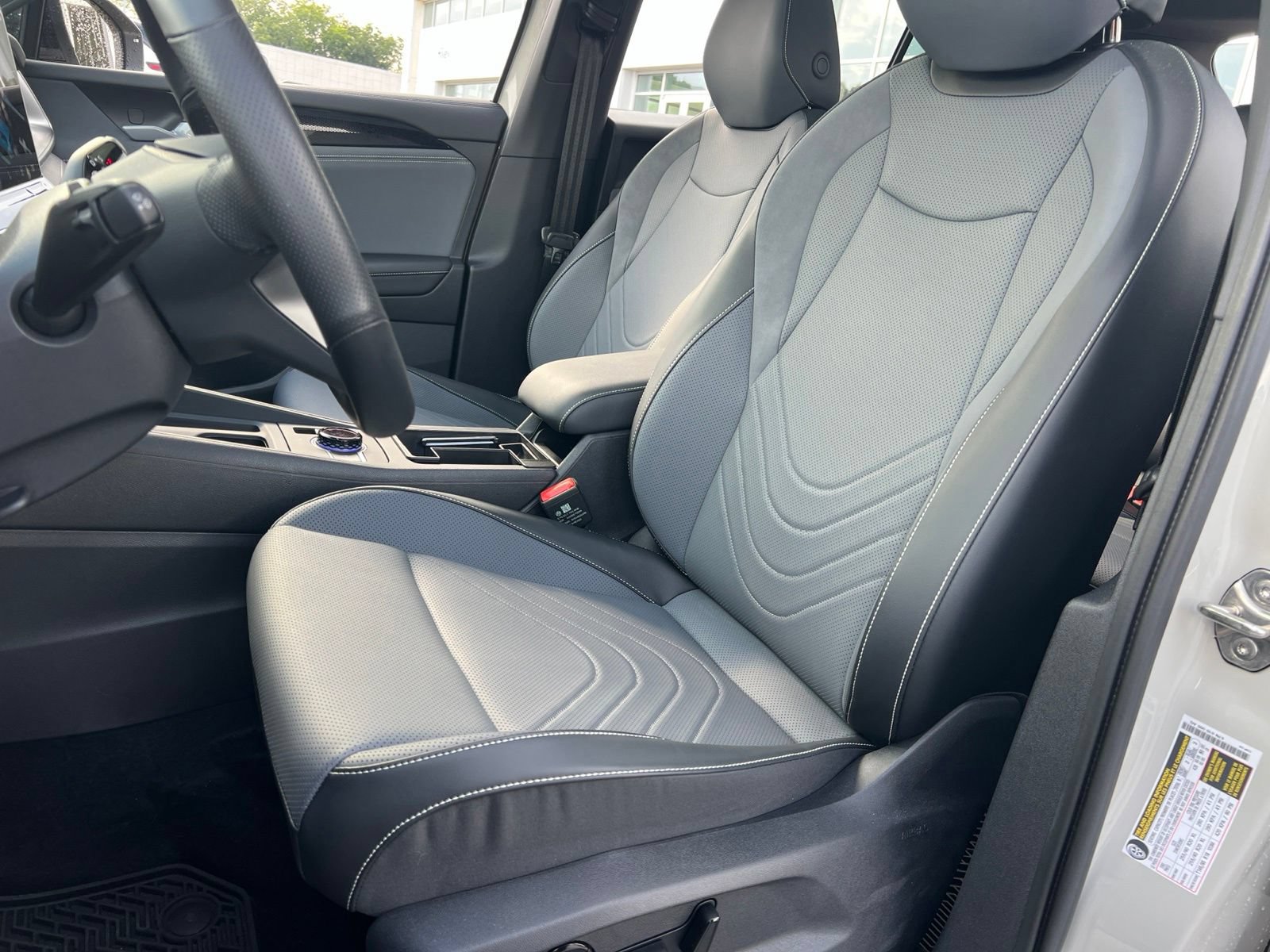 Certified 2025 Volkswagen Tiguan SE R-Line FWD image 28