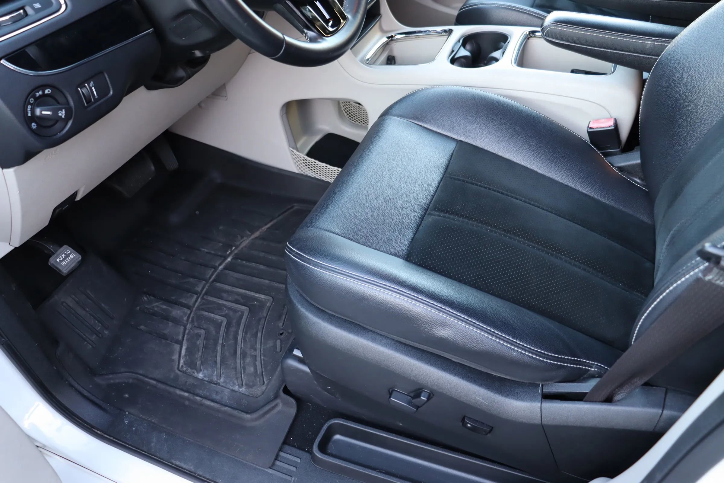 Used 2017 Dodge Grand Caravan SXT image 3