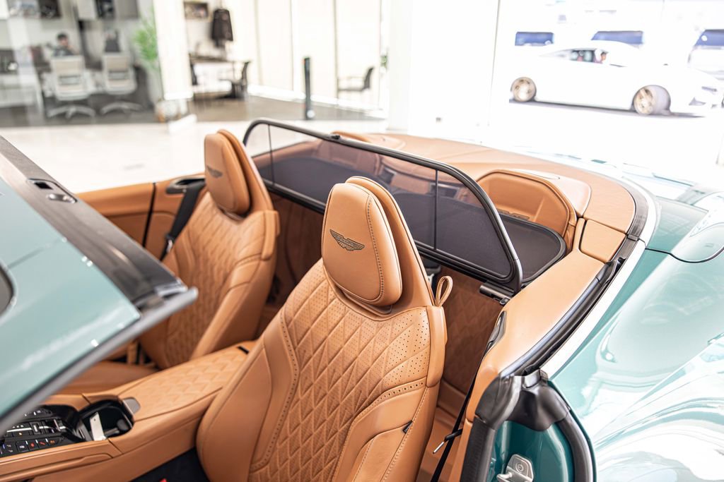Used 2025 Aston Martin DB12 Convertible image 17