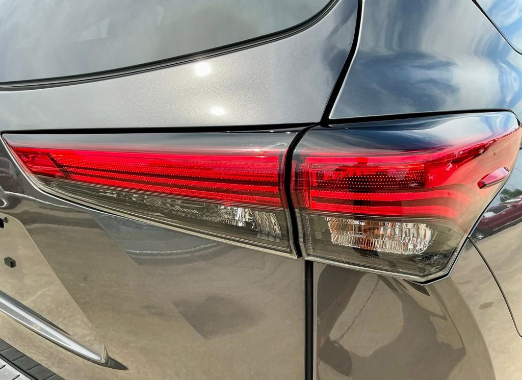 Used 2022 Toyota Highlander XSE FWD image 16