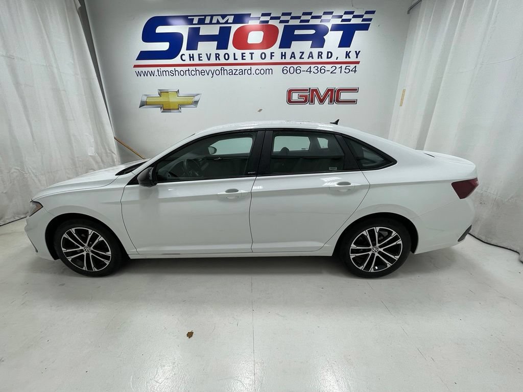 Used 2025 Volkswagen Jetta Sport FWD image 9