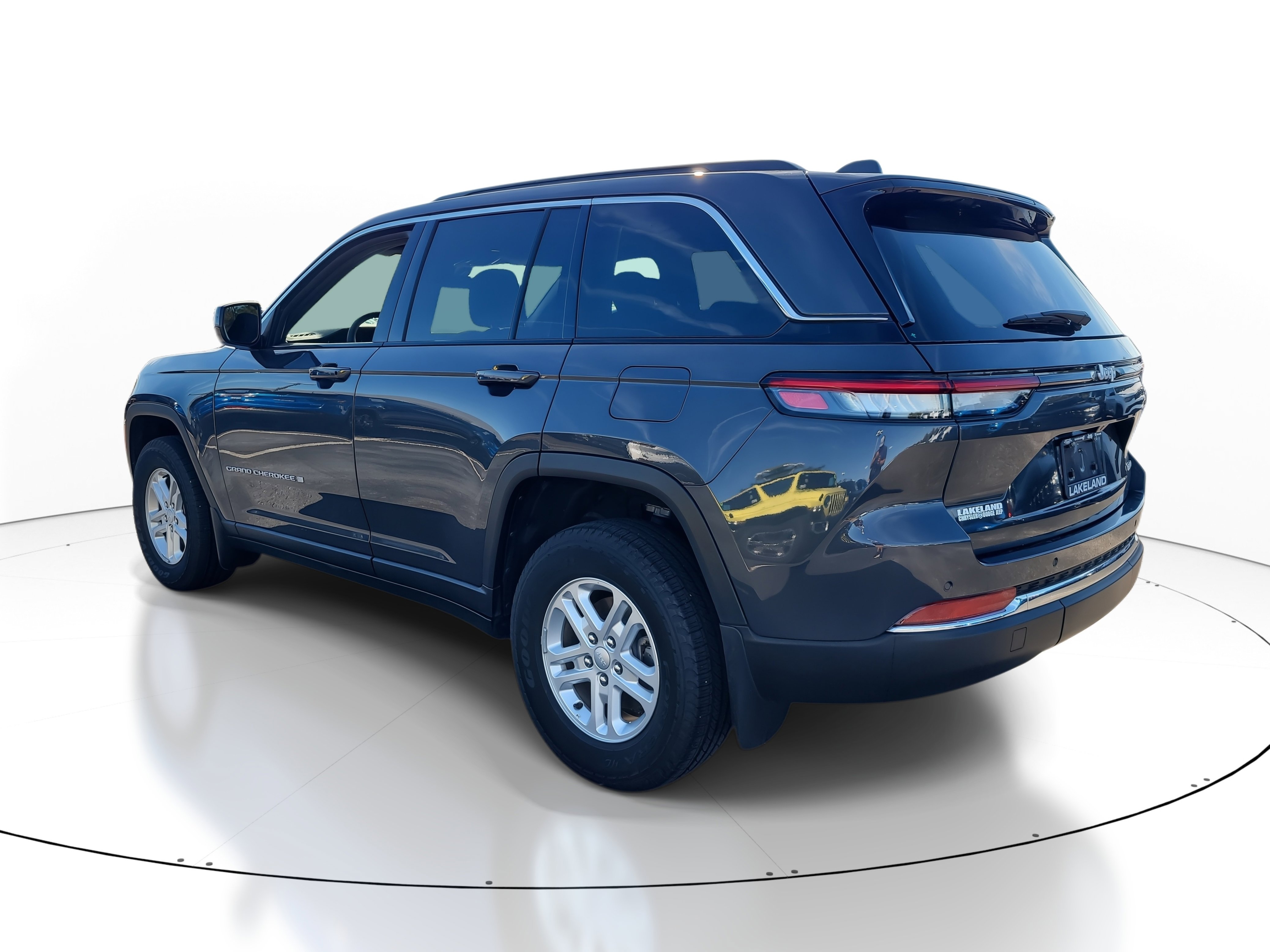 Used 2025 Jeep Grand Cherokee Laredo w/ MOPAR Finishing Package image 6