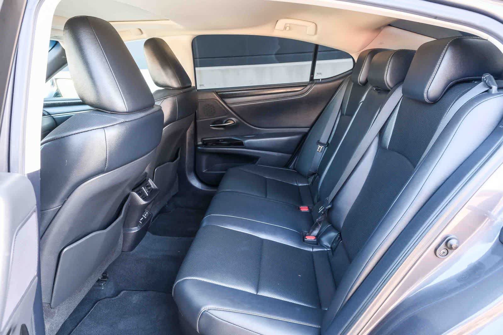 Used 2025 Lexus ES 300h w/ Premium Package FWD image 19