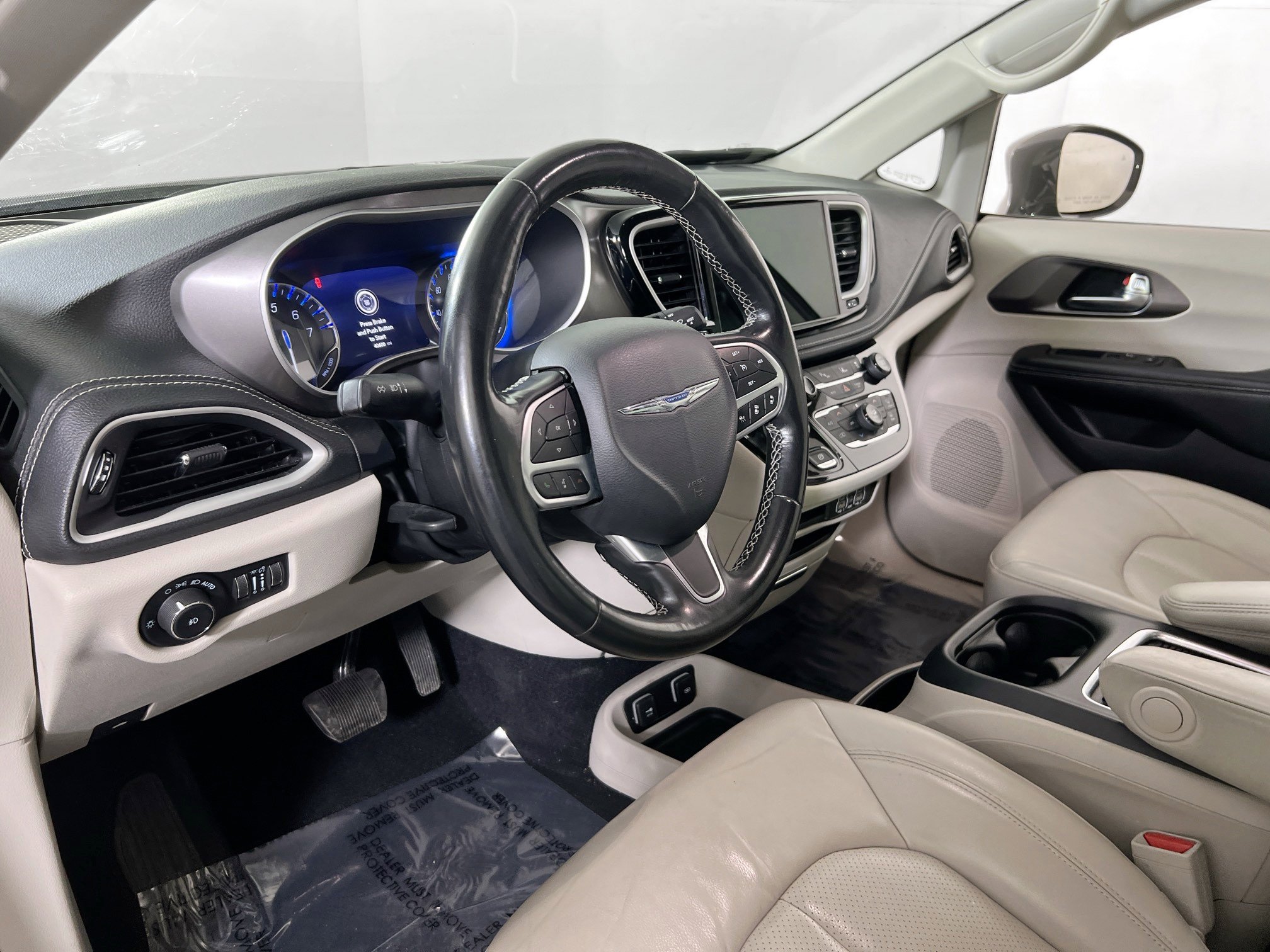 Used 2021 Chrysler Pacifica Touring-L image 9