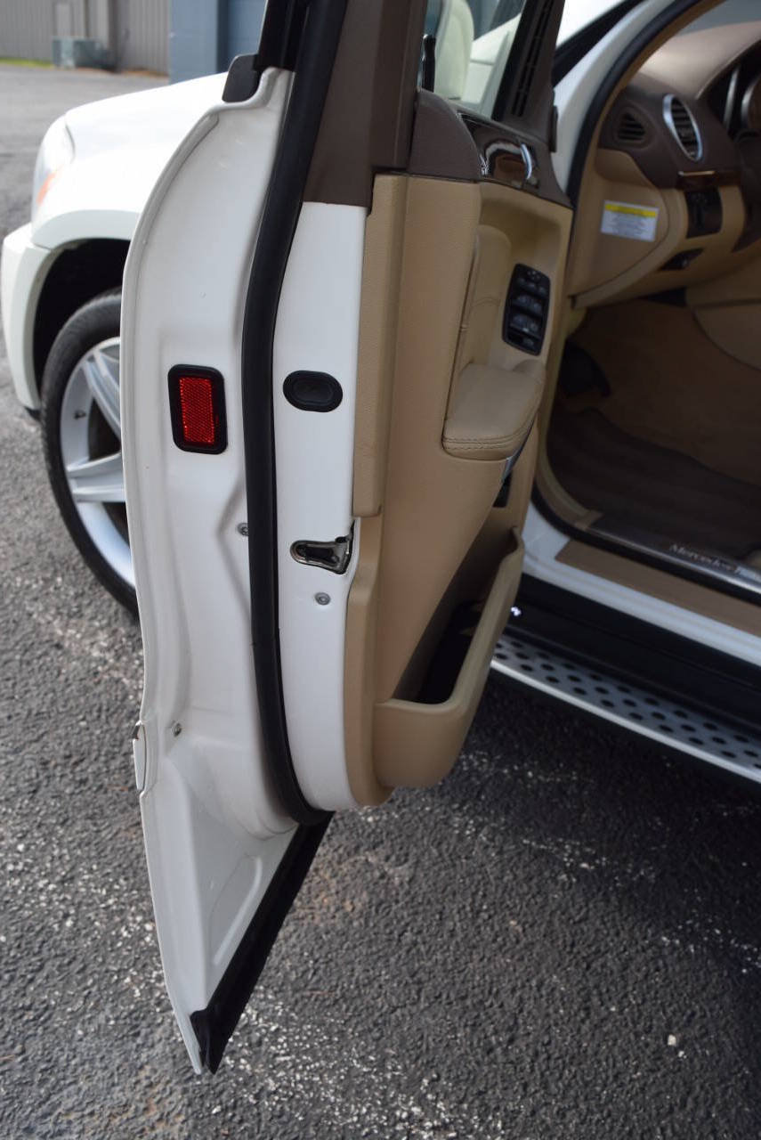 Used 2011 Mercedes-Benz GL 550 4MATIC image 24
