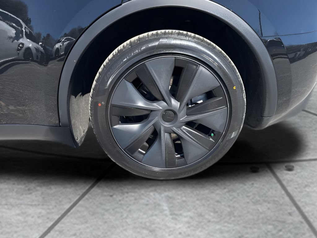 Used 2025 Tesla Model Y Long Range RWD image 35