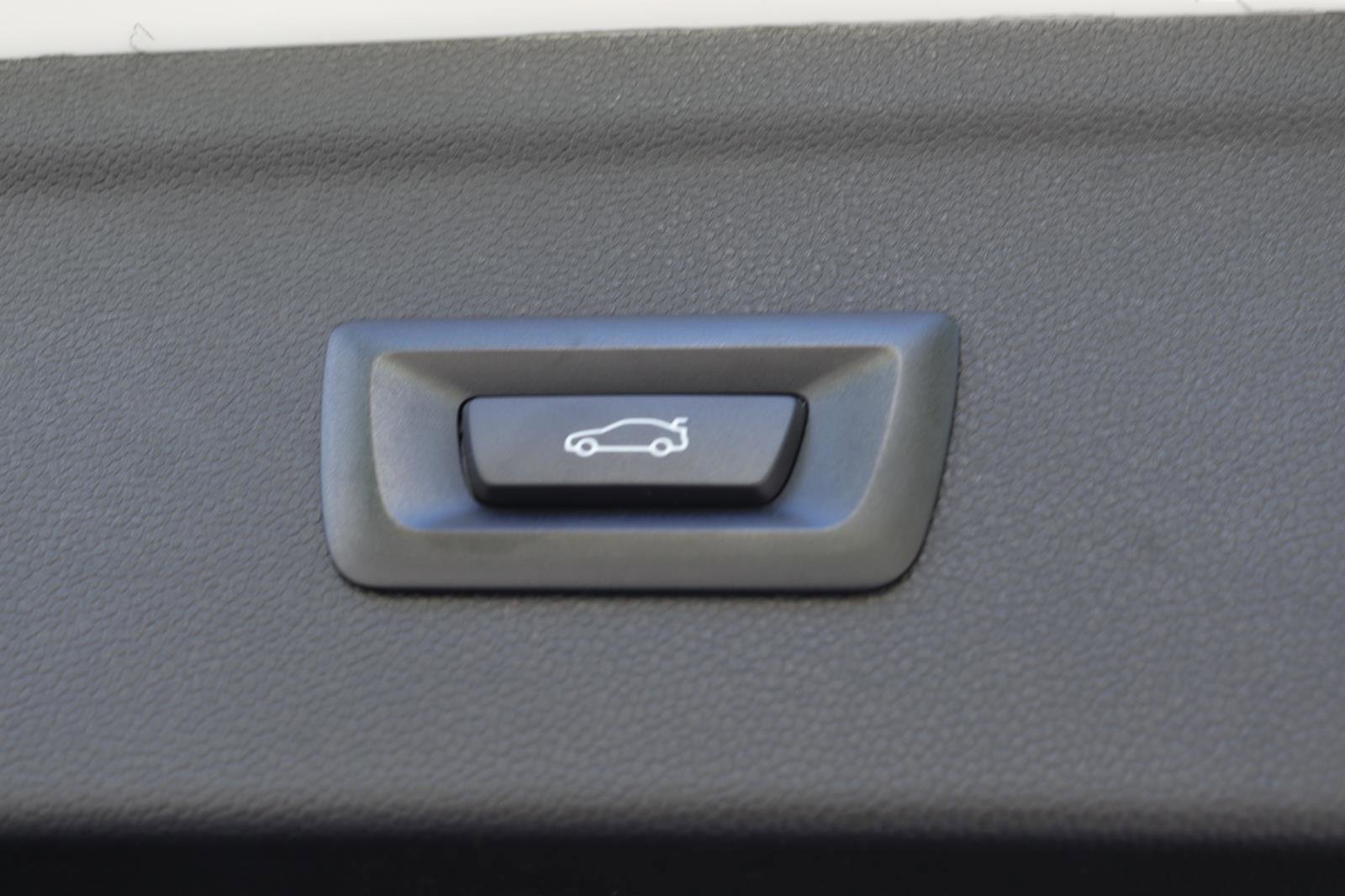 New 2026 BMW iX xDrive60 image 17