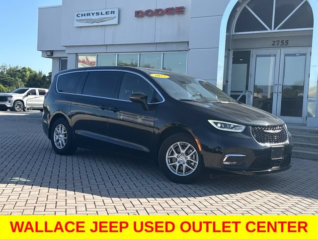 Used 2025 Chrysler Pacifica Select FWD image 2