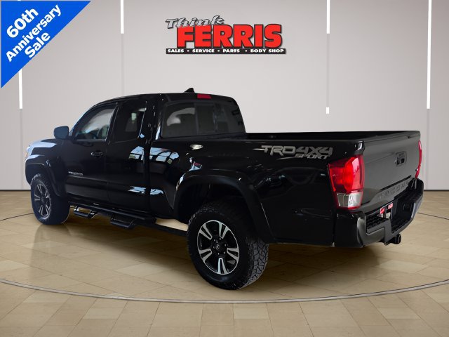 Used 2017 Toyota Tacoma TRD Sport w/ Tow Package (A/T) AWD/4WD image 3