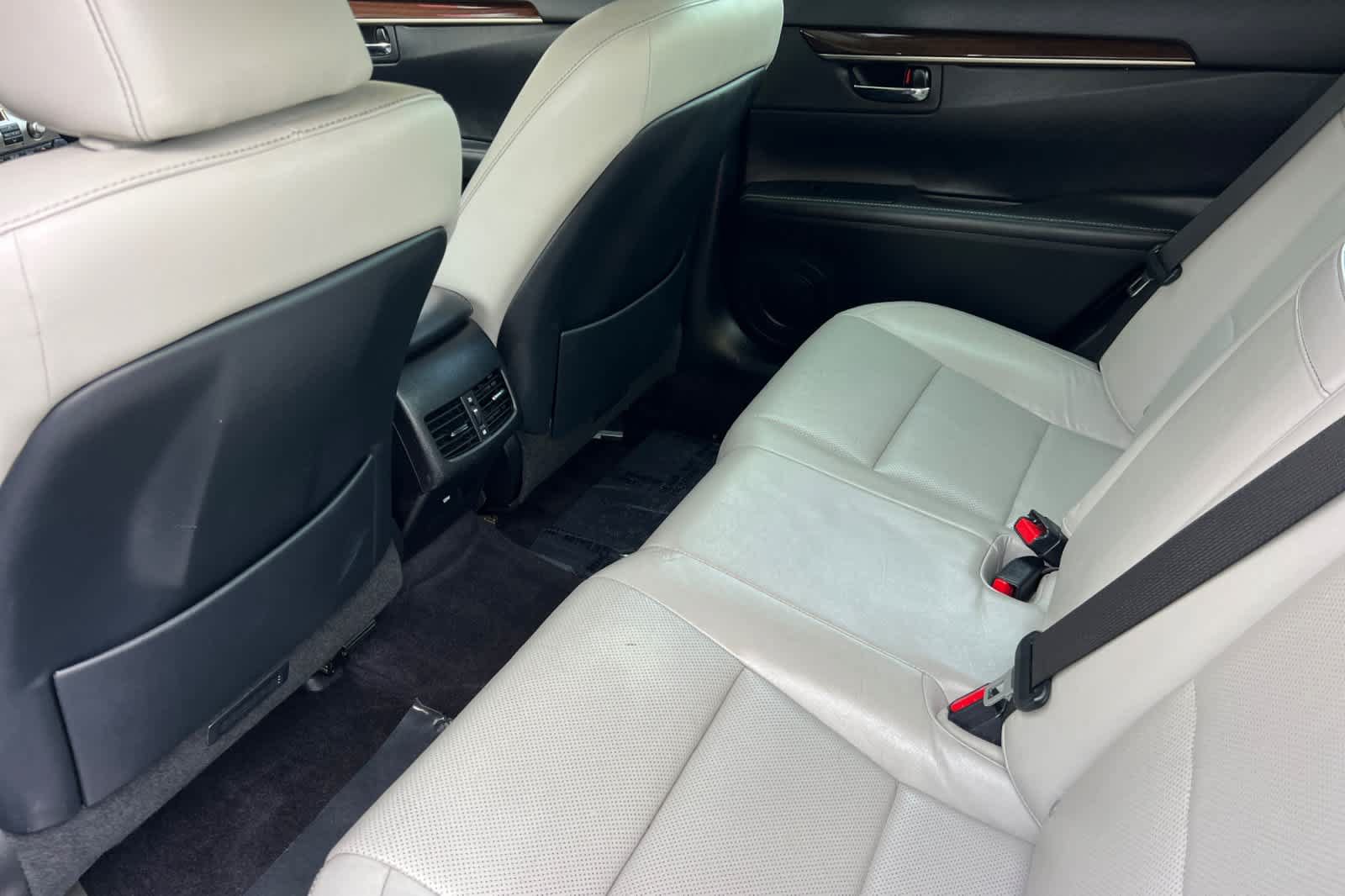 Used 2014 Lexus ES 350 w/ Luxury Package FWD image 4