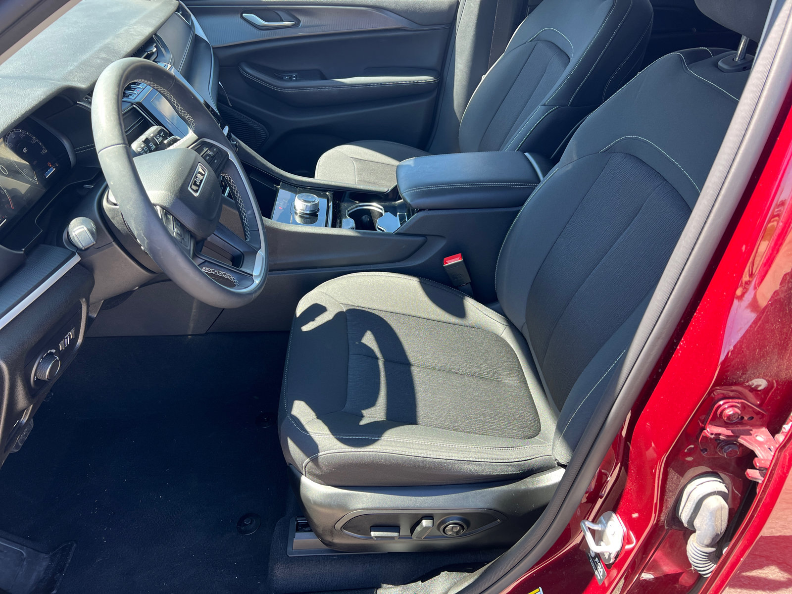 Used 2023 Jeep Grand Cherokee Laredo image 9