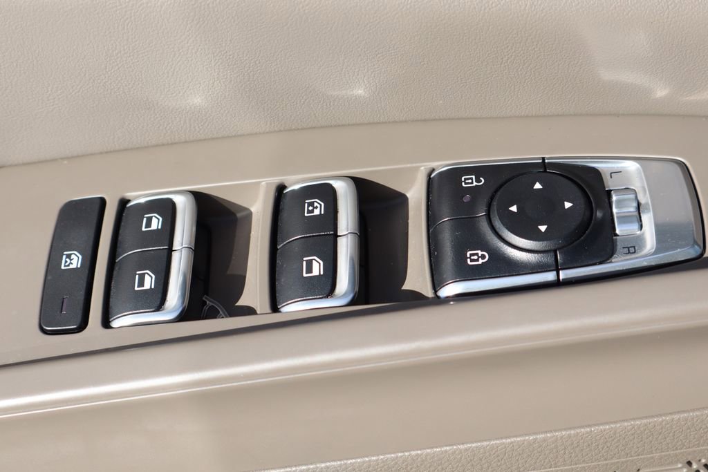 Used 2025 Kia Carnival image 17