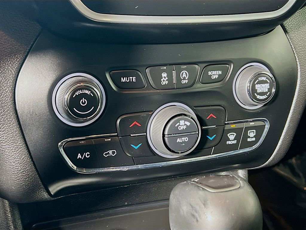 Used 2020 Jeep Cherokee Latitude Lux w/ Comfort/Convenience Group FWD image 14