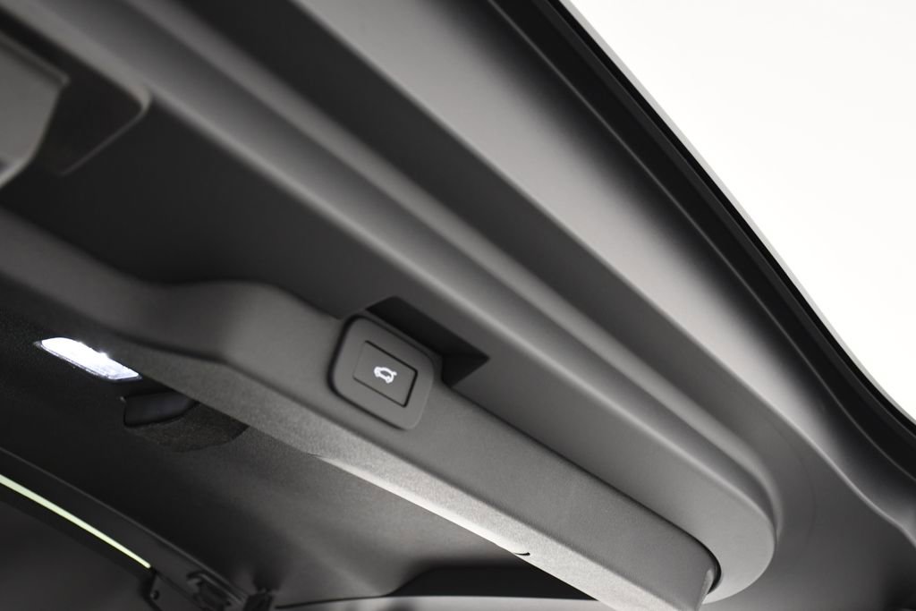 Certified 2025 Land Rover Discovery Dynamic SE image 25