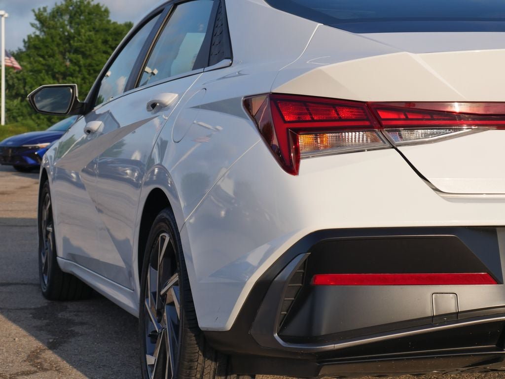 Used 2025 Hyundai Elantra Limited FWD image 16