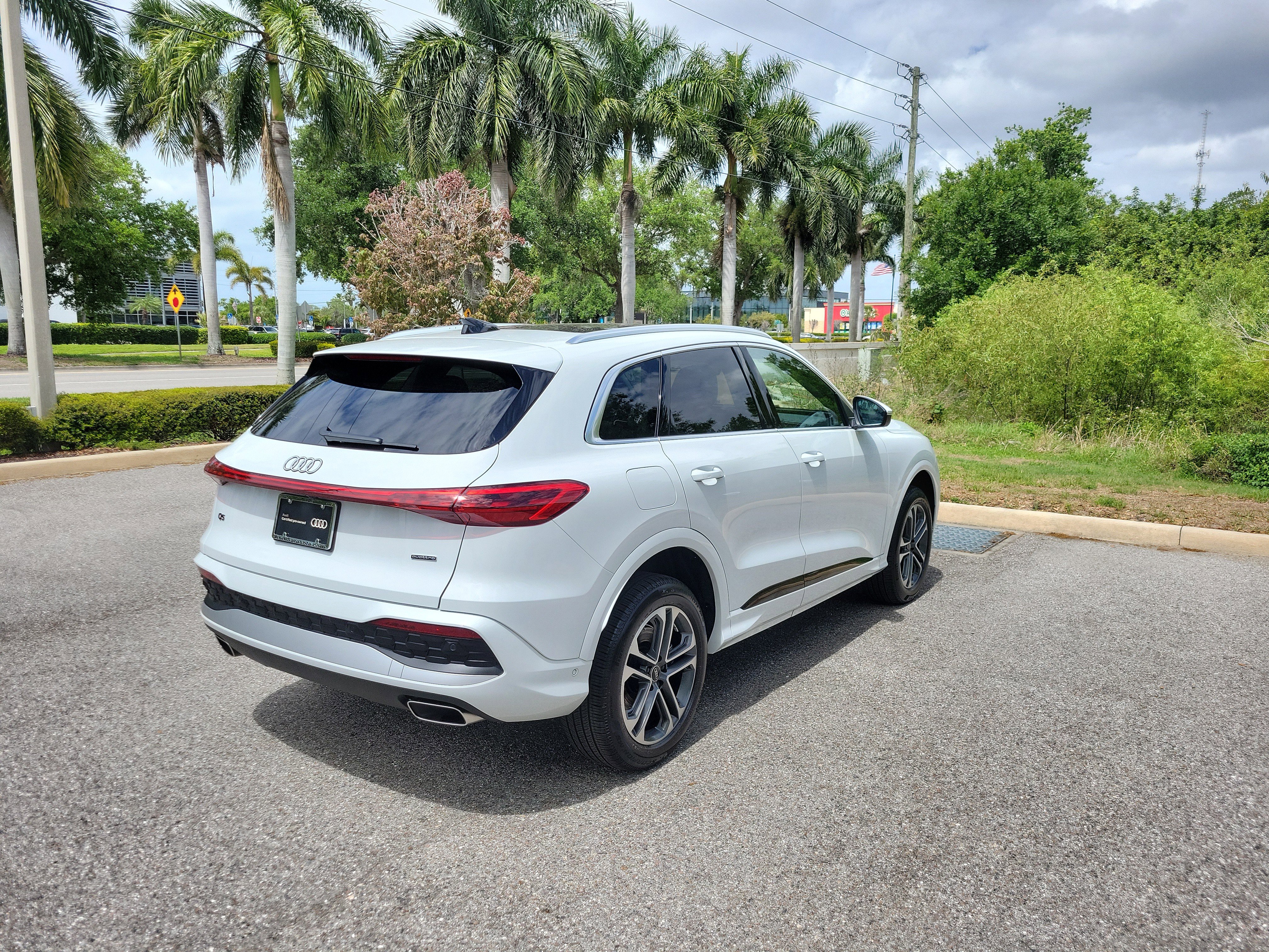 Used 2025 Audi Q5 Premium w/ Convenience Package image 4