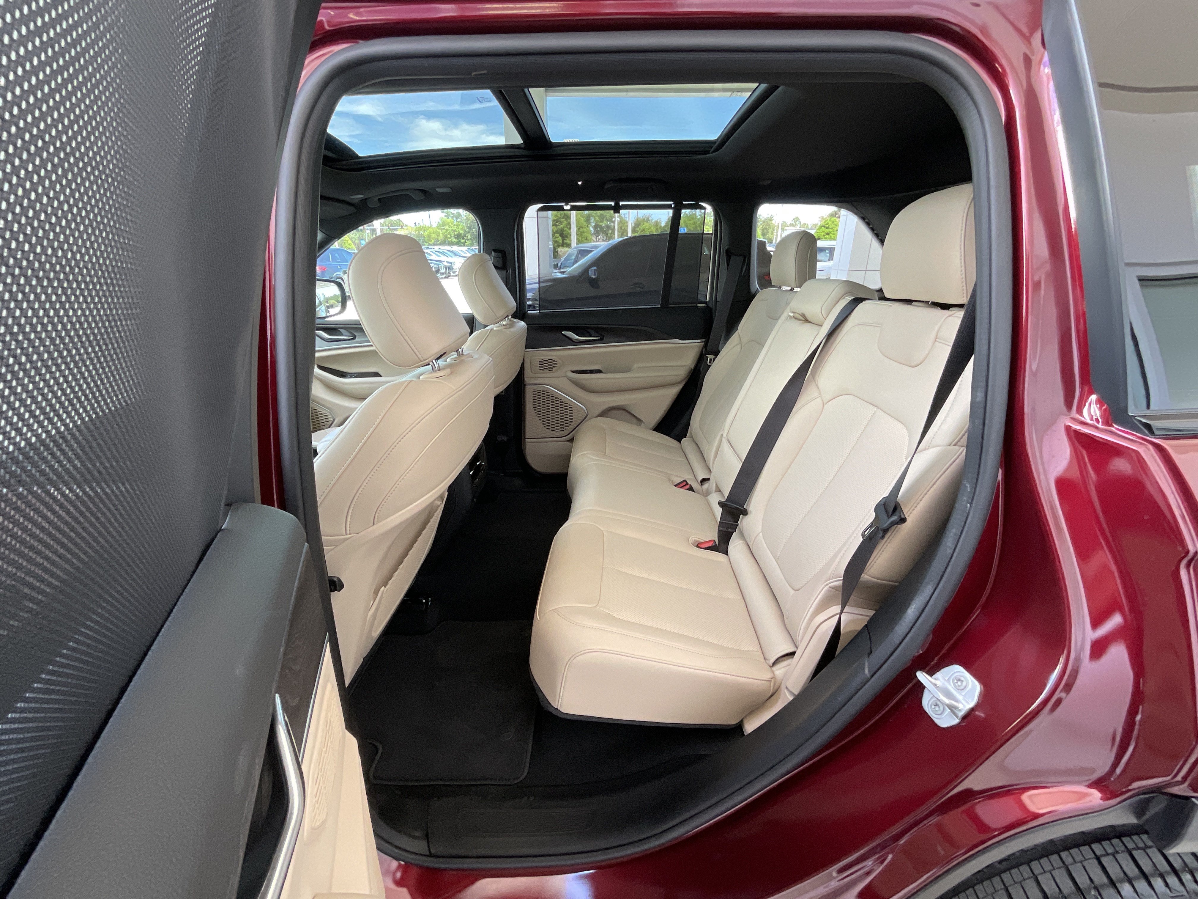 Used 2025 Jeep Grand Cherokee Limited w/ Luxury Tech Group II AWD/4WD image 24