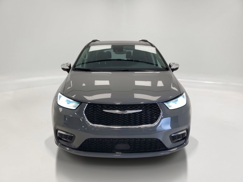Used 2023 Chrysler Pacifica Limited FWD image 2