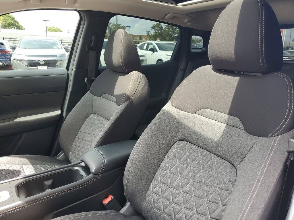 Used 2025 Nissan Kicks SV w/ SV Premium Package AWD/4WD image 16