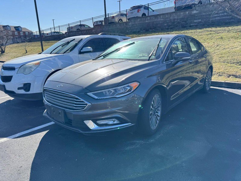 Used 2017 Ford Fusion SE w/ Fusion SE Technology Package image 2