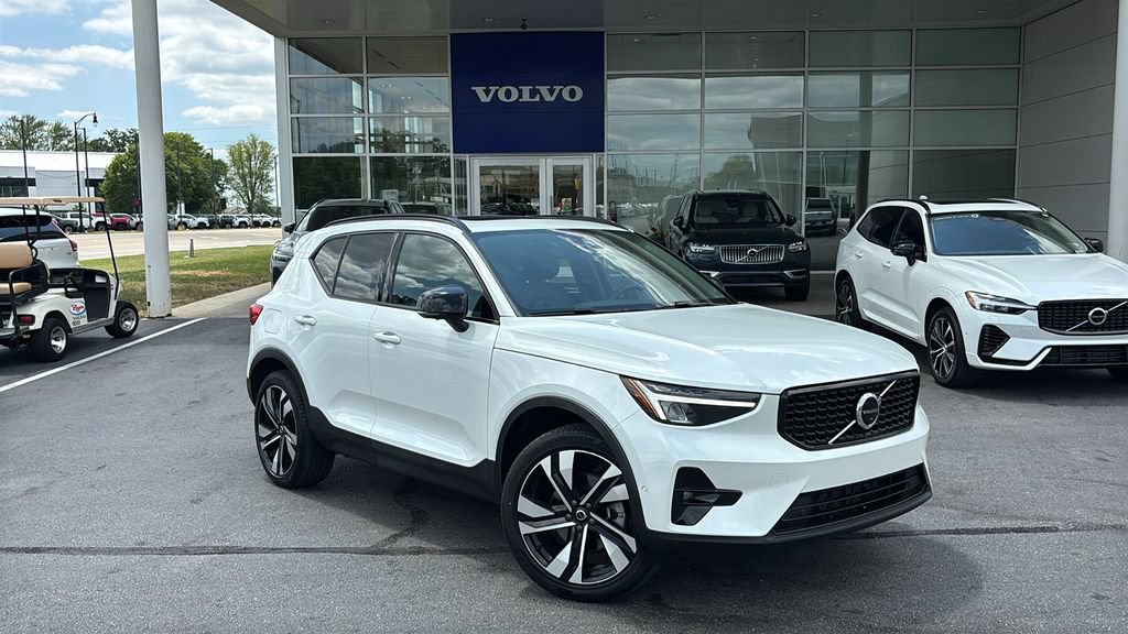 Used 2023 Volvo XC40 B5 Plus w/ Driver Assist Package AWD/4WD image 2