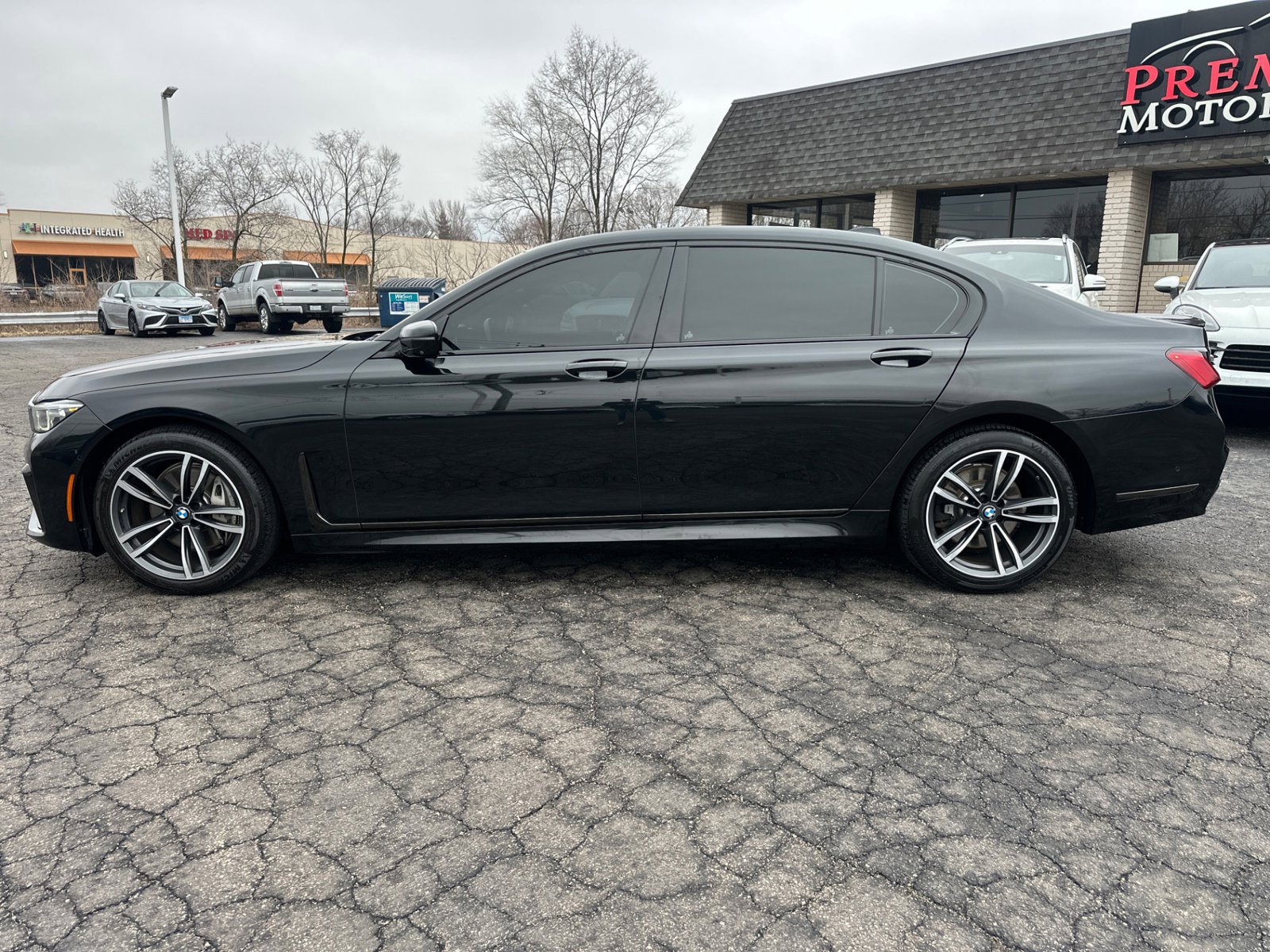 Used 2020 BMW 740i w/ M Sport Package image 2