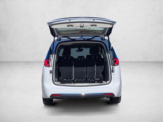 Used 2022 Chrysler Pacifica Touring-L image 6