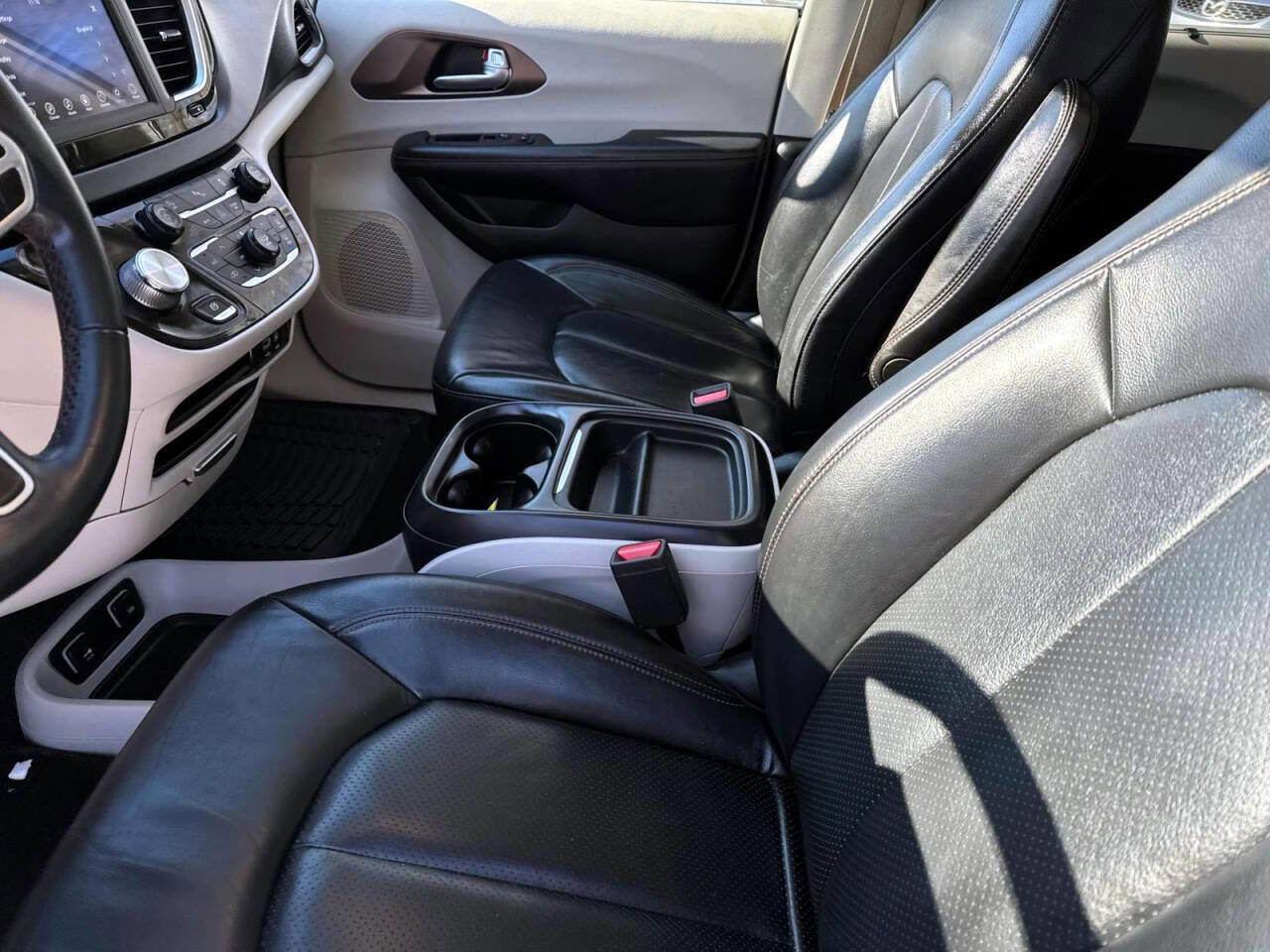 Used 2018 Chrysler Pacifica Touring-L image 13
