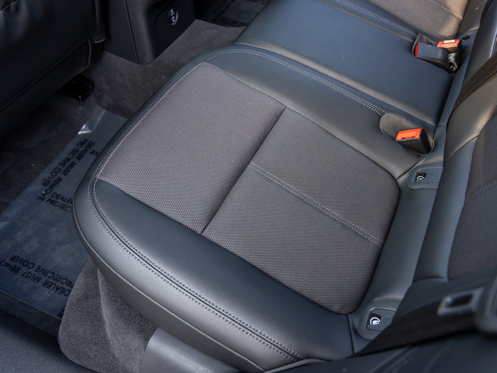 Certified 2025 Porsche Macan image 40