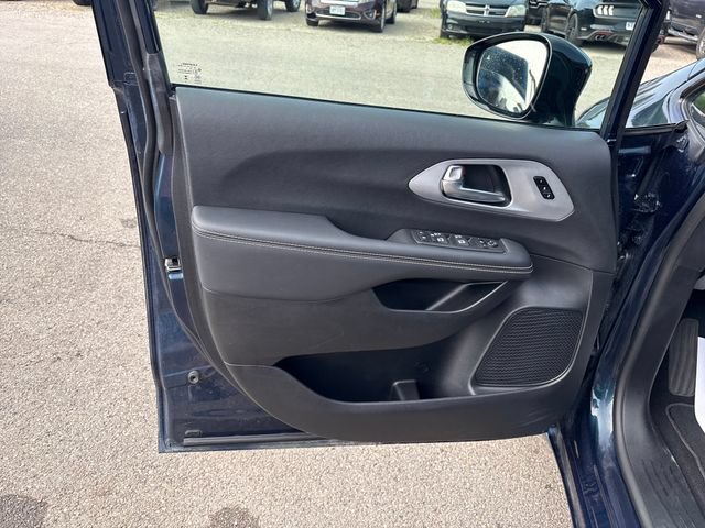 Used 2025 Chrysler Pacifica Limited w/ Trailer Tow Group AWD/4WD image 7