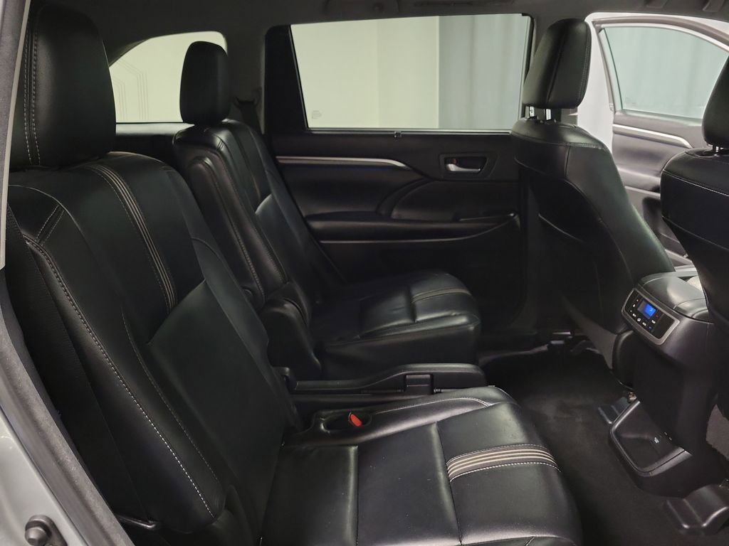 Used 2018 Toyota Highlander SE image 23