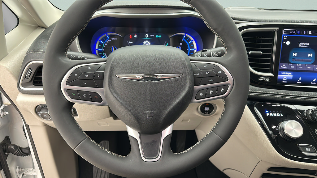 Used 2023 Chrysler Pacifica Touring-L FWD image 15