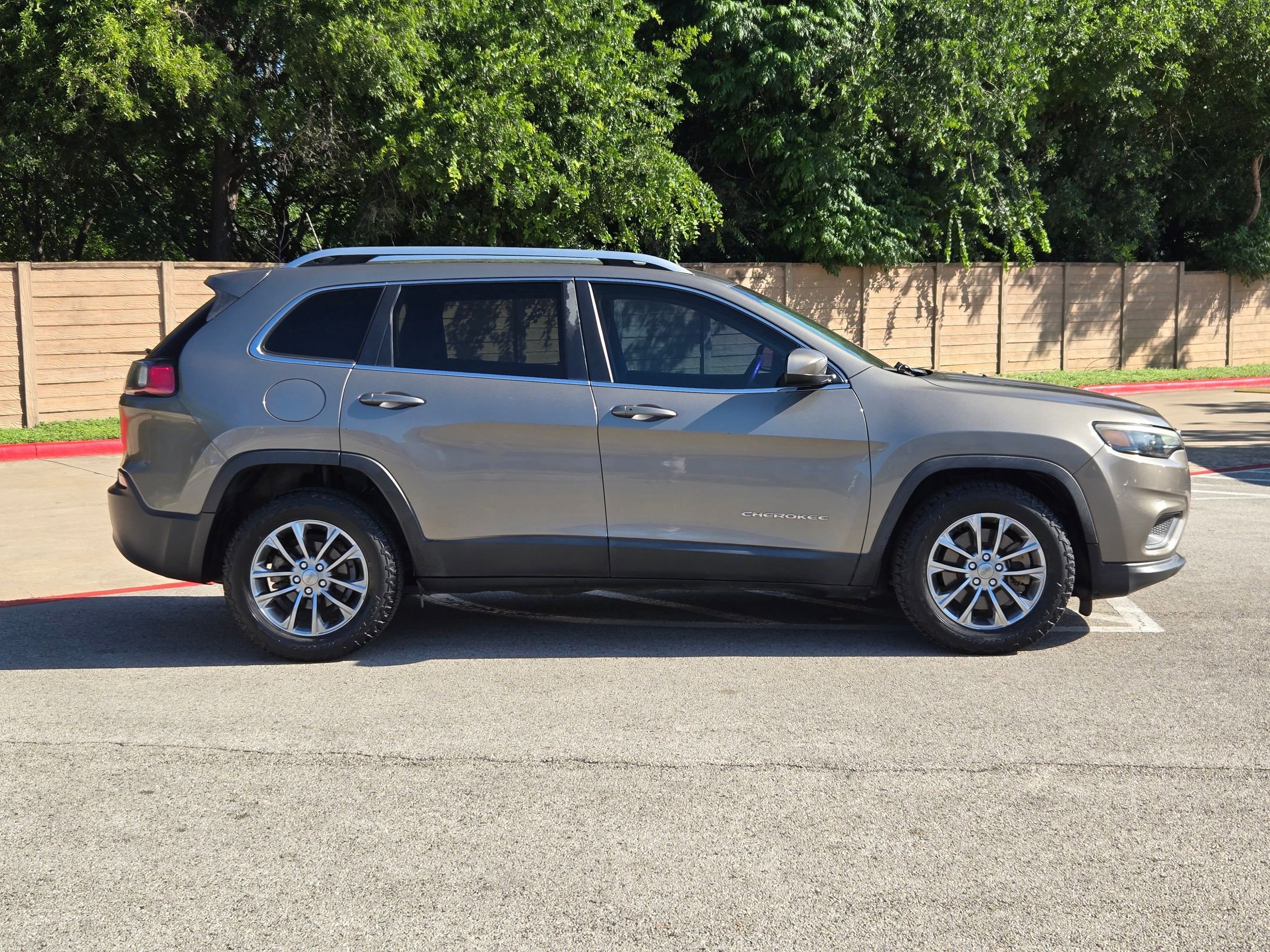 Used 2019 Jeep Cherokee Latitude Plus FWD image 2