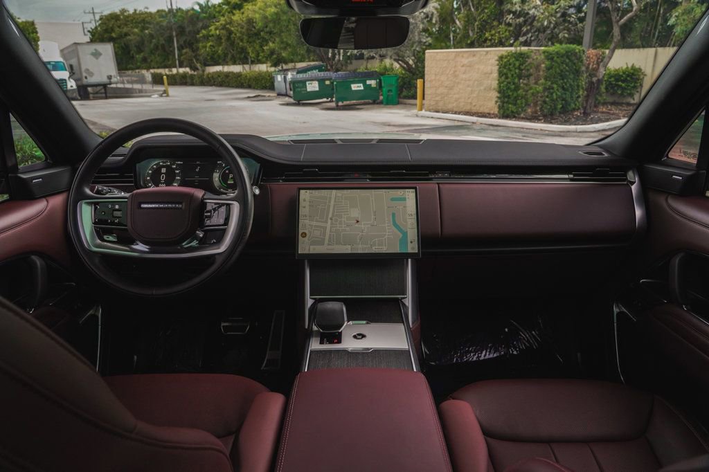 Used 2025 Land Rover Range Rover SE AWD/4WD image 17