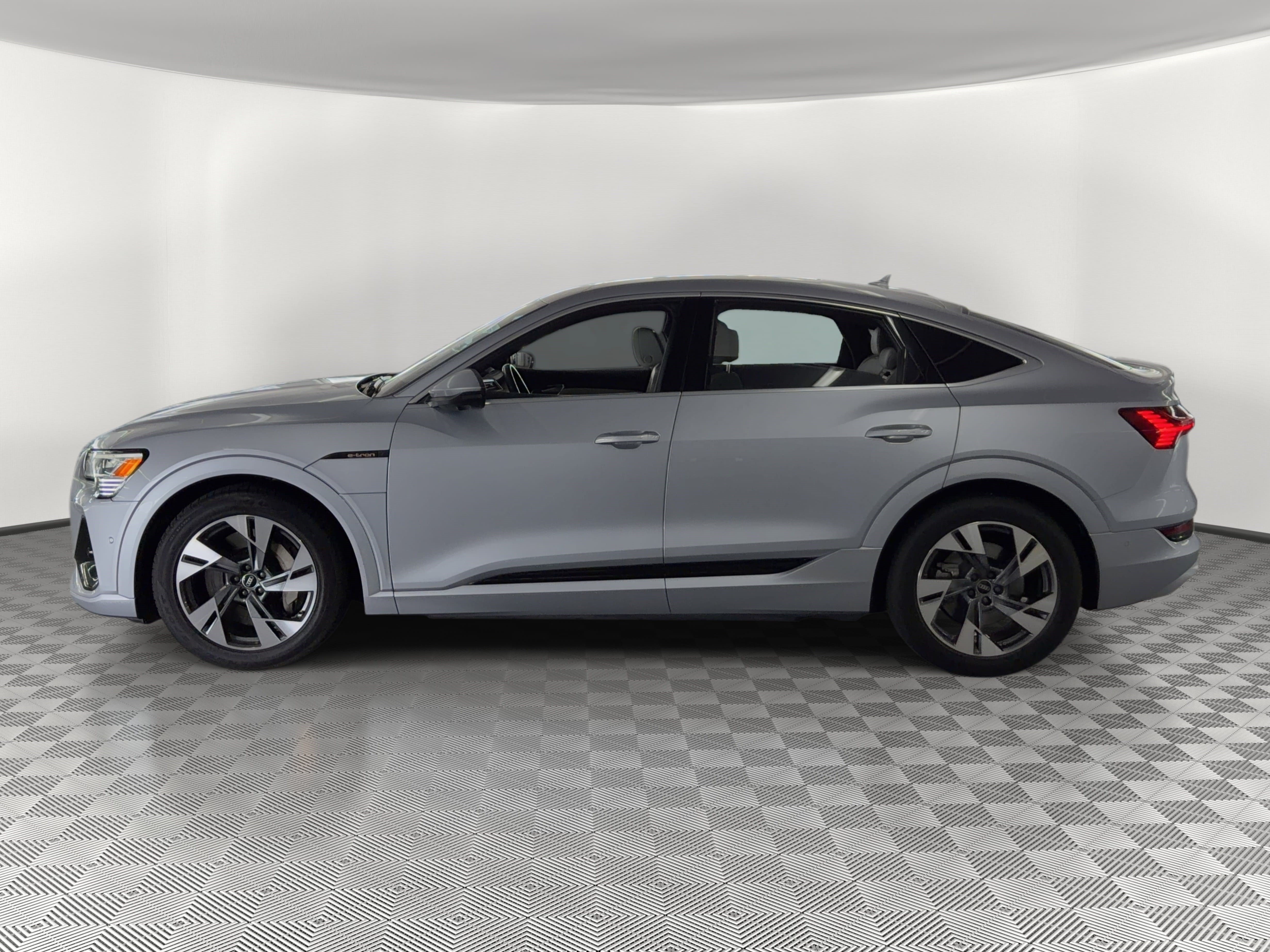 Certified 2023 Audi e-tron Premium Plus w/ Premium Plus Package AWD/4WD image 2