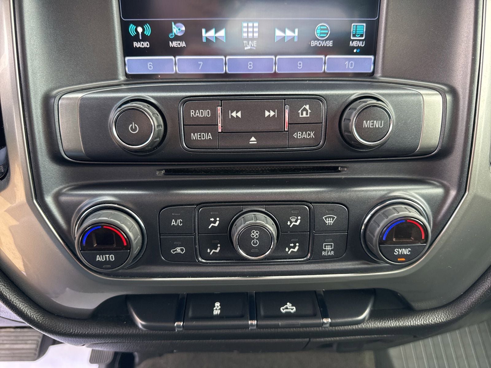 Used 2018 Chevrolet Silverado 1500 LT w/ LT Eassist Package AWD/4WD image 17