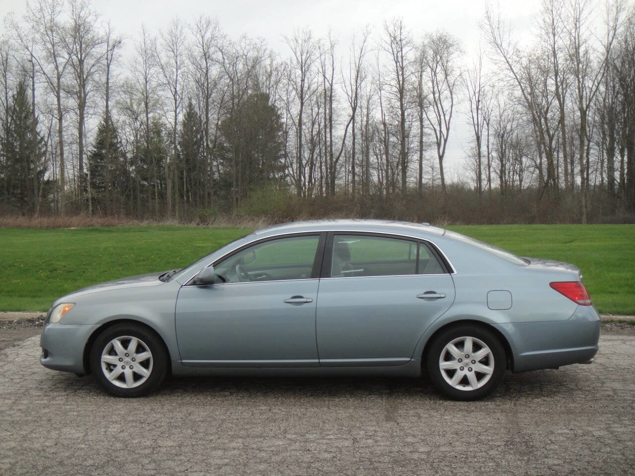 Used 2010 Toyota Avalon XL image 4
