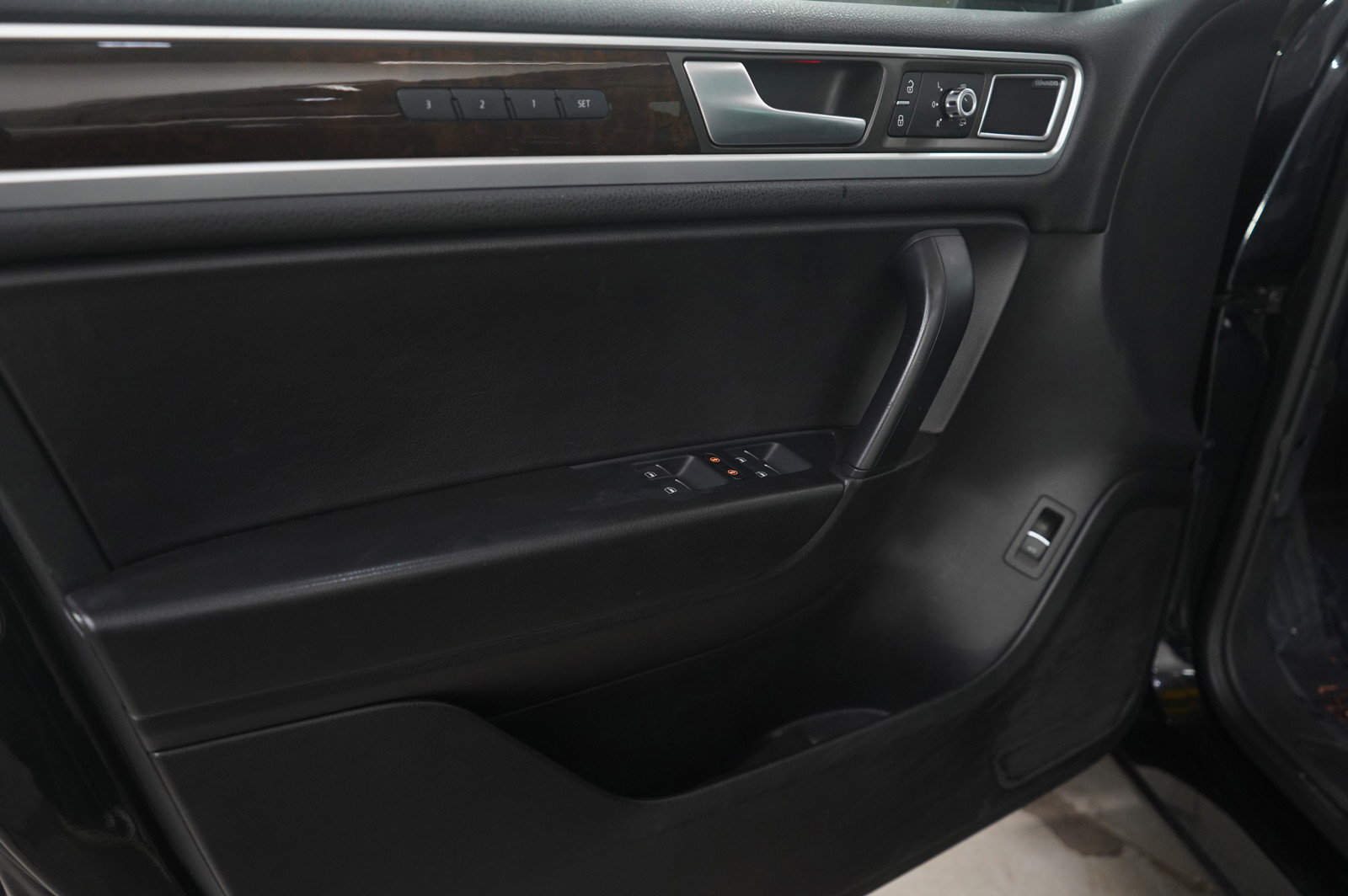 Used 2014 Volkswagen Touareg TDI image 24