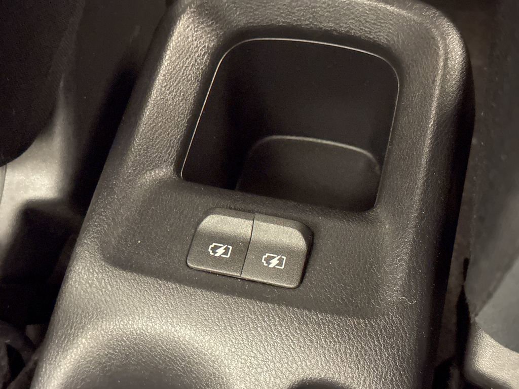 Used 2018 Nissan Kicks SR image 27