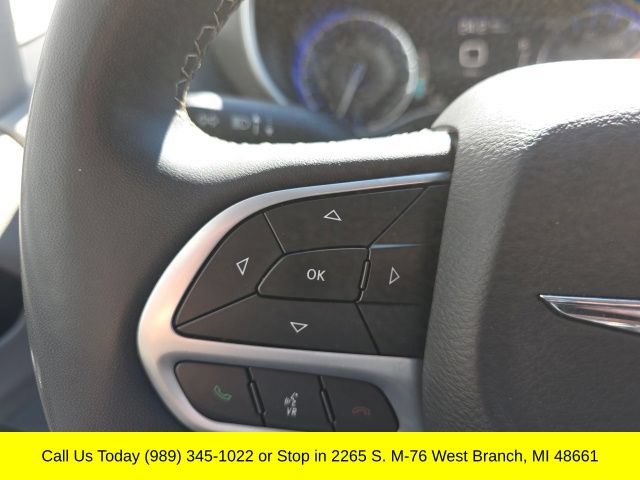 Used 2023 Chrysler Pacifica Touring-L FWD image 20