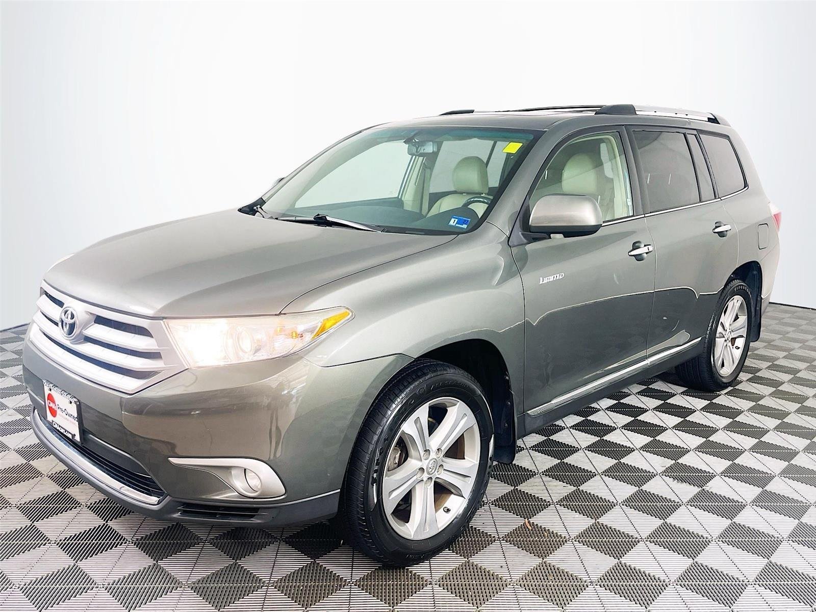Used 2012 Toyota Highlander Limited w/ Convenience Pkg AWD/4WD image 3